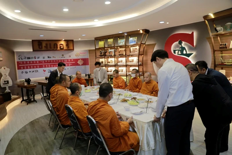 บริษัท ซิงเกอร์ประเทศไทย จำกัด (มหาชน) ทำบุญบริษัทฯ และสักการะองค์พระครุฑพ่าห์