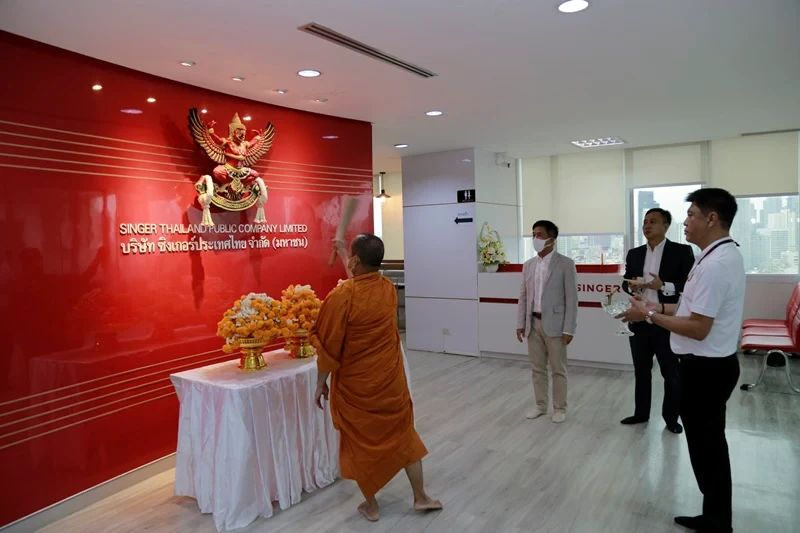 บริษัท ซิงเกอร์ประเทศไทย จำกัด (มหาชน) ทำบุญบริษัทฯ และสักการะองค์พระครุฑพ่าห์
