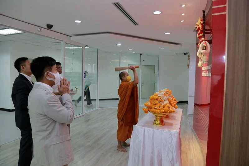 บริษัท ซิงเกอร์ประเทศไทย จำกัด (มหาชน) ทำบุญบริษัทฯ และสักการะองค์พระครุฑพ่าห์