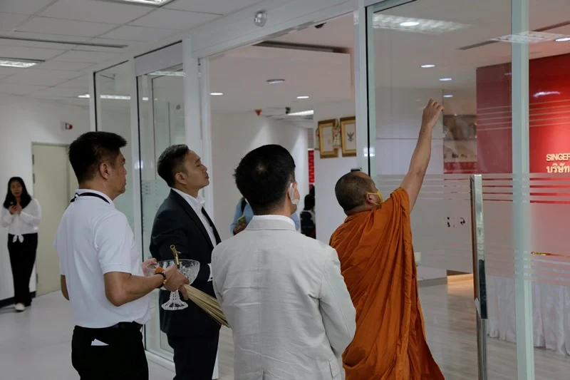 บริษัท ซิงเกอร์ประเทศไทย จำกัด (มหาชน) ทำบุญบริษัทฯ และสักการะองค์พระครุฑพ่าห์