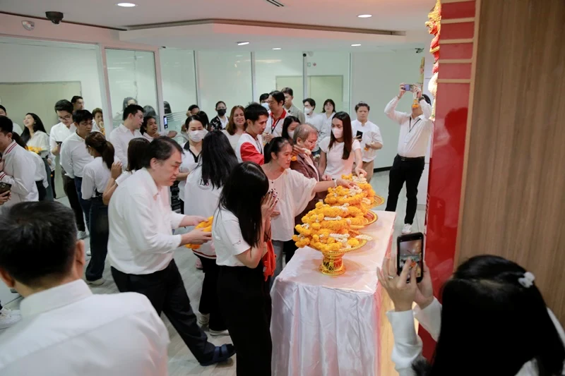 บริษัท ซิงเกอร์ประเทศไทย จำกัด (มหาชน) ทำบุญบริษัทฯ และสักการะองค์พระครุฑพ่าห์