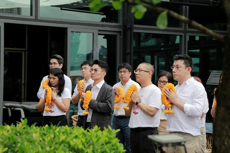 บริษัท ซิงเกอร์ประเทศไทย จำกัด (มหาชน) ทำบุญบริษัทฯ และสักการะองค์พระครุฑพ่าห์