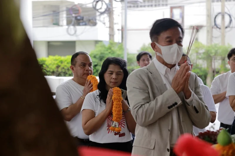 บริษัท ซิงเกอร์ประเทศไทย จำกัด (มหาชน) ทำบุญบริษัทฯ และสักการะองค์พระครุฑพ่าห์