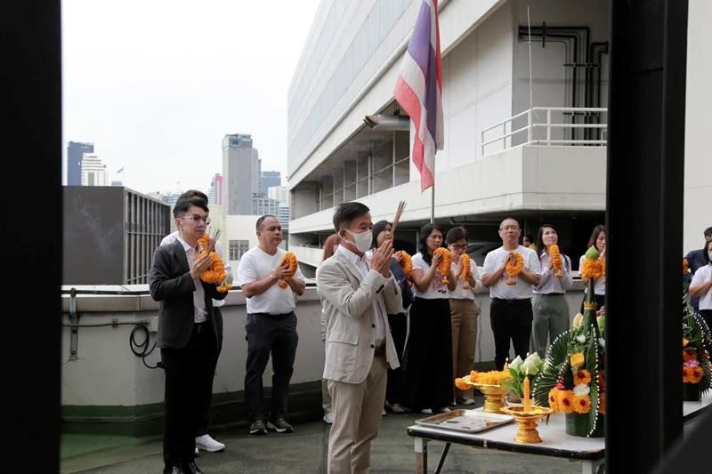 บริษัท ซิงเกอร์ประเทศไทย จำกัด (มหาชน) ทำบุญบริษัทฯ และสักการะองค์พระครุฑพ่าห์