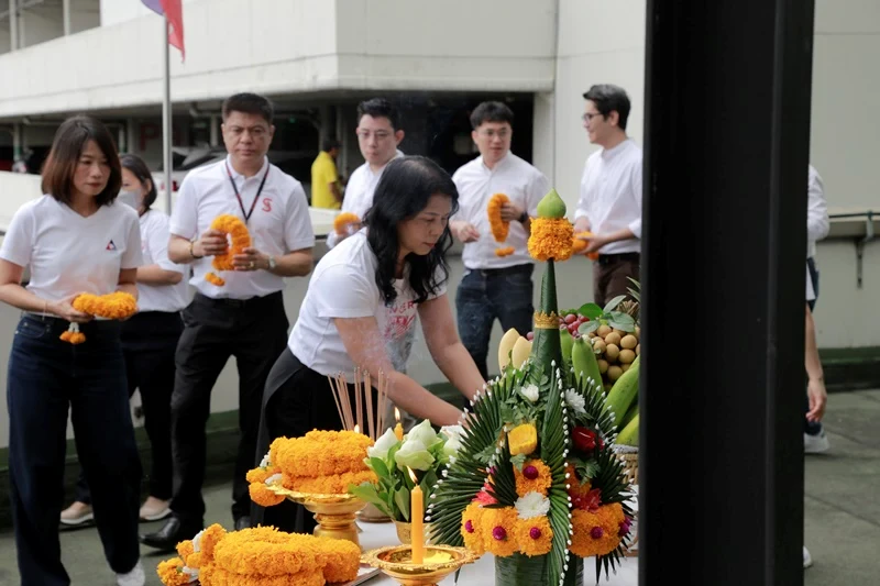 บริษัท ซิงเกอร์ประเทศไทย จำกัด (มหาชน) ทำบุญบริษัทฯ และสักการะองค์พระครุฑพ่าห์