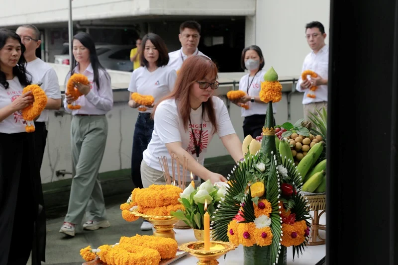 บริษัท ซิงเกอร์ประเทศไทย จำกัด (มหาชน) ทำบุญบริษัทฯ และสักการะองค์พระครุฑพ่าห์