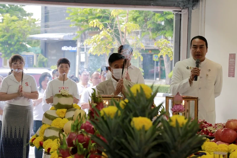 บริษัท ซิงเกอร์ประเทศไทย จำกัด (มหาชน) ได้ประกอบพิธีพรามหณ์ พิธีขอขมากรรม และ ขออนุญาตประดิษฐานองค์พระครุฑพ่าห์