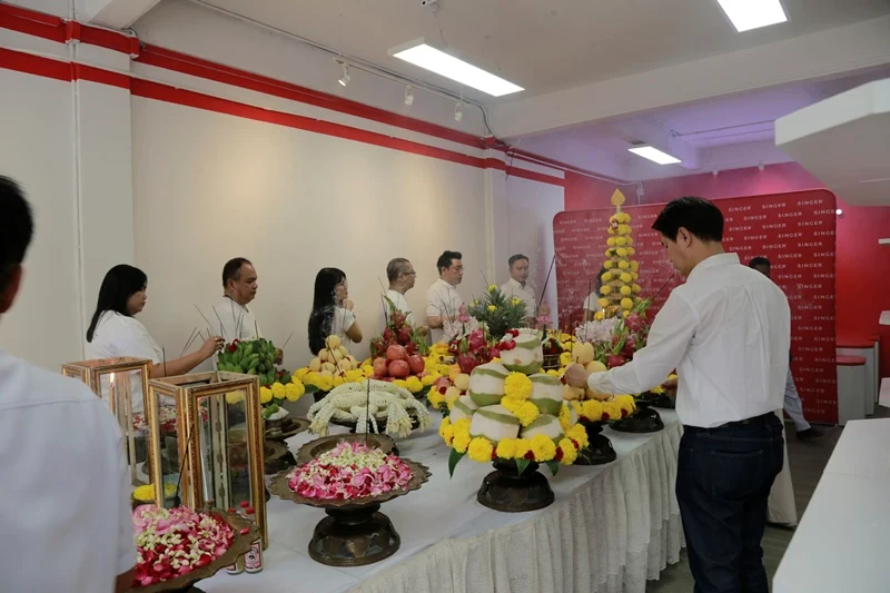 บริษัท ซิงเกอร์ประเทศไทย จำกัด (มหาชน) ได้ประกอบพิธีพรามหณ์ พิธีขอขมากรรม และ ขออนุญาตประดิษฐานองค์พระครุฑพ่าห์