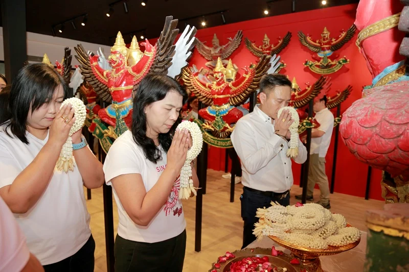บริษัท ซิงเกอร์ประเทศไทย จำกัด (มหาชน) ได้ประกอบพิธีพรามหณ์ พิธีขอขมากรรม และ ขออนุญาตประดิษฐานองค์พระครุฑพ่าห์