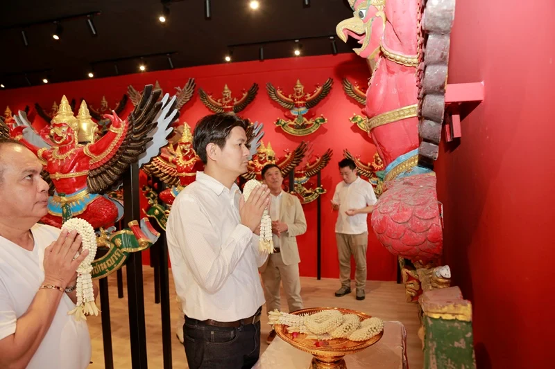 บริษัท ซิงเกอร์ประเทศไทย จำกัด (มหาชน) ได้ประกอบพิธีพรามหณ์ พิธีขอขมากรรม และ ขออนุญาตประดิษฐานองค์พระครุฑพ่าห์