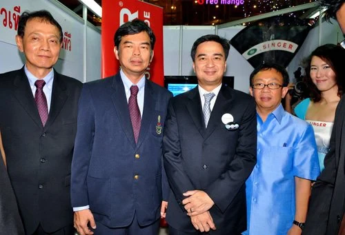 Prime Minister visits Singer at STAT EXPO 2010