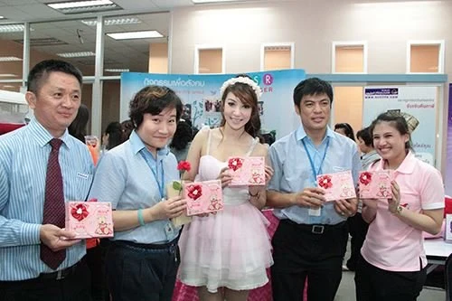 ซิงเกอร์ร่วมกิจกรรมวันแห่งความรัก ในงาน รัก ณ บางรัก “เคียงคู่ สู่ฝัน ในวันใหม่”
