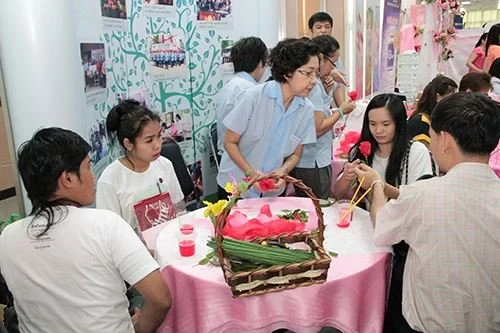 ซิงเกอร์ร่วมกิจกรรมวันแห่งความรัก ในงาน รัก ณ บางรัก “เคียงคู่ สู่ฝัน ในวันใหม่”