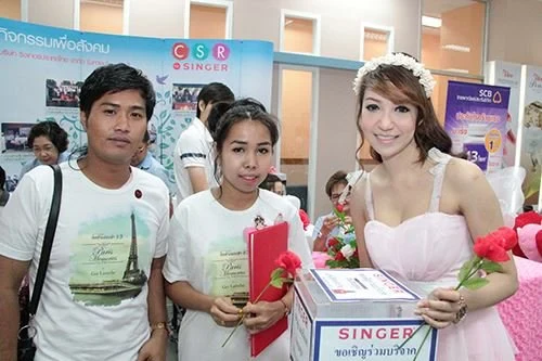 ซิงเกอร์ร่วมกิจกรรมวันแห่งความรัก ในงาน รัก ณ บางรัก “เคียงคู่ สู่ฝัน ในวันใหม่”