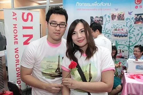ซิงเกอร์ร่วมกิจกรรมวันแห่งความรัก ในงาน รัก ณ บางรัก “เคียงคู่ สู่ฝัน ในวันใหม่”