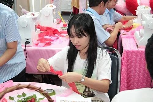 ซิงเกอร์ร่วมกิจกรรมวันแห่งความรัก ในงาน รัก ณ บางรัก “เคียงคู่ สู่ฝัน ในวันใหม่”