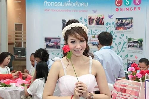 ซิงเกอร์ร่วมกิจกรรมวันแห่งความรัก ในงาน รัก ณ บางรัก “เคียงคู่ สู่ฝัน ในวันใหม่”