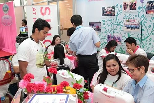 ซิงเกอร์ร่วมกิจกรรมวันแห่งความรัก ในงาน รัก ณ บางรัก “เคียงคู่ สู่ฝัน ในวันใหม่”