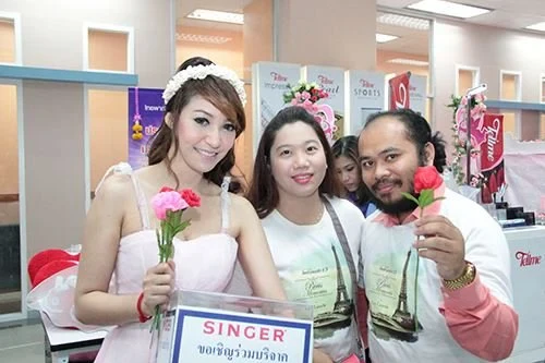 ซิงเกอร์ร่วมกิจกรรมวันแห่งความรัก ในงาน รัก ณ บางรัก “เคียงคู่ สู่ฝัน ในวันใหม่”
