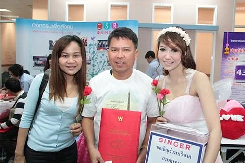 ซิงเกอร์ร่วมกิจกรรมวันแห่งความรัก ในงาน รัก ณ บางรัก “เคียงคู่ สู่ฝัน ในวันใหม่”