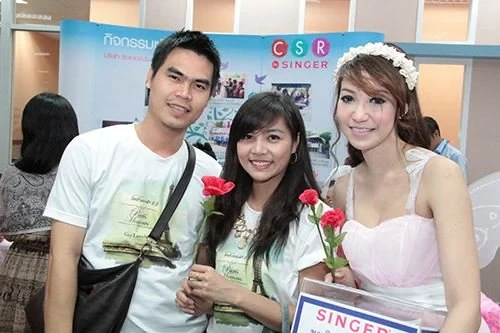 ซิงเกอร์ร่วมกิจกรรมวันแห่งความรัก ในงาน รัก ณ บางรัก “เคียงคู่ สู่ฝัน ในวันใหม่”