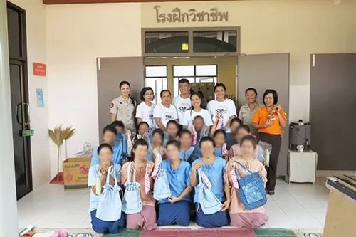 ซิงเกอร์ ต่อยอดงานฝีมือสอนการเย็บกระเป๋าแก่ผู้ต้องขังเรือนจำอำเภอเกาะสมุย