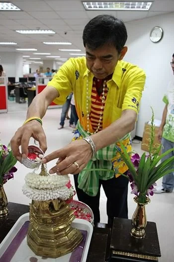 ซิงเกอร์ร่วมอนุรักษ์และสืบสานประเพณี พิธีรดน้ำดำหัวเนื่องในโอกาสวันสงกรานต์