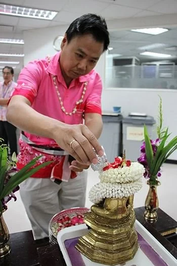 ซิงเกอร์ร่วมอนุรักษ์และสืบสานประเพณี พิธีรดน้ำดำหัวเนื่องในโอกาสวันสงกรานต์