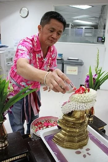 ซิงเกอร์ร่วมอนุรักษ์และสืบสานประเพณี พิธีรดน้ำดำหัวเนื่องในโอกาสวันสงกรานต์