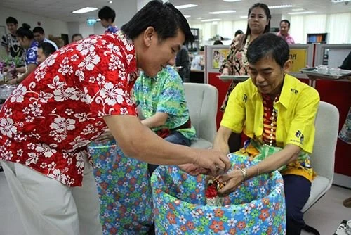 ซิงเกอร์ร่วมอนุรักษ์และสืบสานประเพณี พิธีรดน้ำดำหัวเนื่องในโอกาสวันสงกรานต์