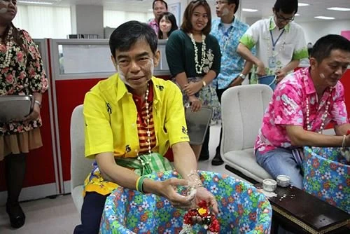 ซิงเกอร์ร่วมอนุรักษ์และสืบสานประเพณี พิธีรดน้ำดำหัวเนื่องในโอกาสวันสงกรานต์