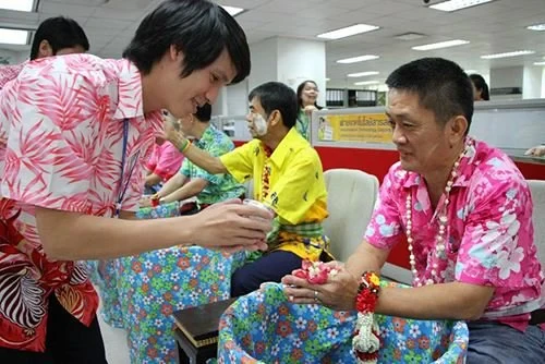 ซิงเกอร์ร่วมอนุรักษ์และสืบสานประเพณี พิธีรดน้ำดำหัวเนื่องในโอกาสวันสงกรานต์