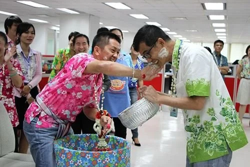 ซิงเกอร์ร่วมอนุรักษ์และสืบสานประเพณี พิธีรดน้ำดำหัวเนื่องในโอกาสวันสงกรานต์