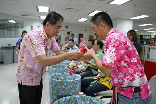 ซิงเกอร์ร่วมอนุรักษ์และสืบสานประเพณี พิธีรดน้ำดำหัวเนื่องในโอกาสวันสงกรานต์