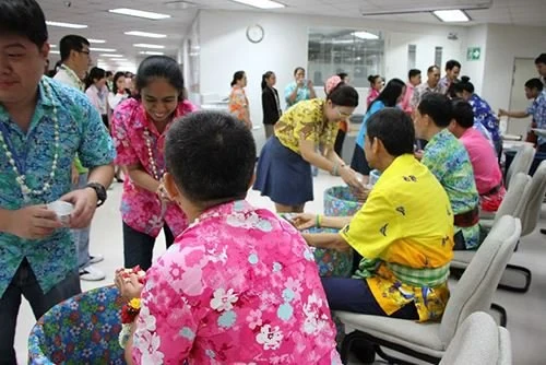 ซิงเกอร์ร่วมอนุรักษ์และสืบสานประเพณี พิธีรดน้ำดำหัวเนื่องในโอกาสวันสงกรานต์