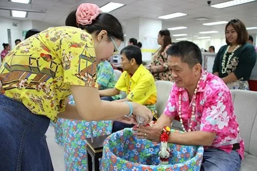 ซิงเกอร์ร่วมอนุรักษ์และสืบสานประเพณี พิธีรดน้ำดำหัวเนื่องในโอกาสวันสงกรานต์