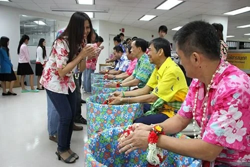ซิงเกอร์ร่วมอนุรักษ์และสืบสานประเพณี พิธีรดน้ำดำหัวเนื่องในโอกาสวันสงกรานต์