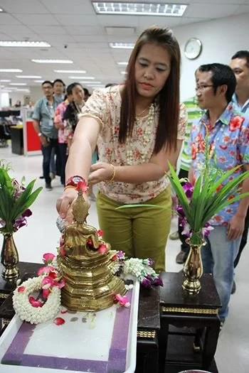 ซิงเกอร์ร่วมอนุรักษ์และสืบสานประเพณี พิธีรดน้ำดำหัวเนื่องในโอกาสวันสงกรานต์