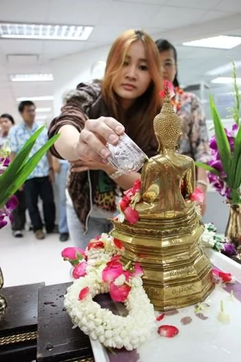 ซิงเกอร์ร่วมอนุรักษ์และสืบสานประเพณี พิธีรดน้ำดำหัวเนื่องในโอกาสวันสงกรานต์