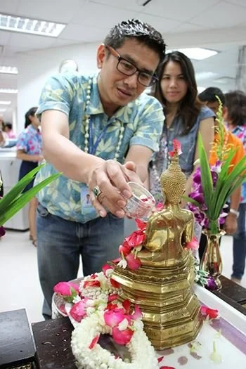 ซิงเกอร์ร่วมอนุรักษ์และสืบสานประเพณี พิธีรดน้ำดำหัวเนื่องในโอกาสวันสงกรานต์