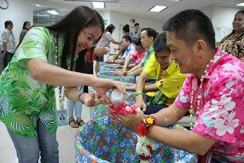 ซิงเกอร์ร่วมอนุรักษ์และสืบสานประเพณี พิธีรดน้ำดำหัวเนื่องในโอกาสวันสงกรานต์