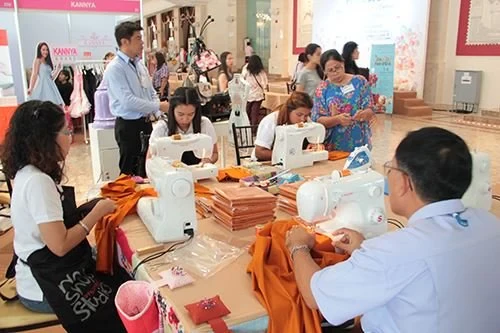 ซิงเกอร์ เชิญชวนตัดเย็บ "ผ้าอาบน้ำฝน และผ้าอังสะ” สำหรับเทศกาลเข้าพรรษา 2557