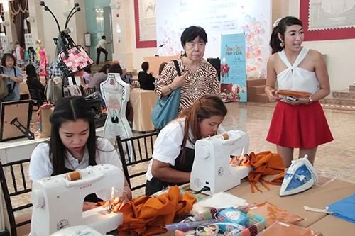 ซิงเกอร์ เชิญชวนตัดเย็บ "ผ้าอาบน้ำฝน และผ้าอังสะ” สำหรับเทศกาลเข้าพรรษา 2557