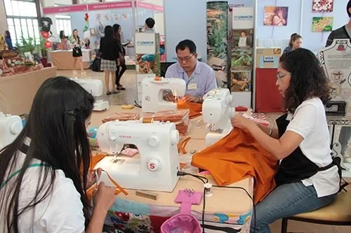 ซิงเกอร์ เชิญชวนตัดเย็บ "ผ้าอาบน้ำฝน และผ้าอังสะ” สำหรับเทศกาลเข้าพรรษา 2557
