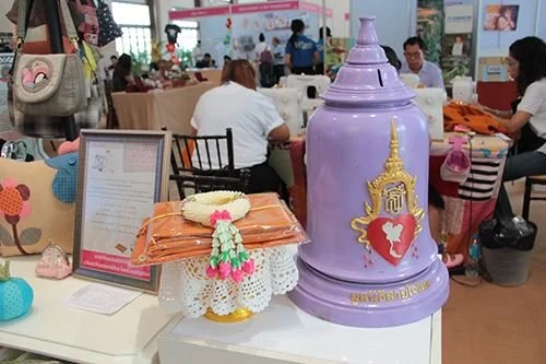 ซิงเกอร์ เชิญชวนตัดเย็บ "ผ้าอาบน้ำฝน และผ้าอังสะ” สำหรับเทศกาลเข้าพรรษา 2557