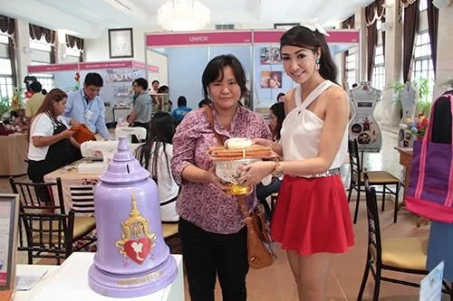 ซิงเกอร์ เชิญชวนตัดเย็บ "ผ้าอาบน้ำฝน และผ้าอังสะ” สำหรับเทศกาลเข้าพรรษา 2557