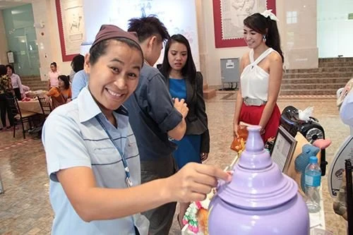 ซิงเกอร์ เชิญชวนตัดเย็บ "ผ้าอาบน้ำฝน และผ้าอังสะ” สำหรับเทศกาลเข้าพรรษา 2557