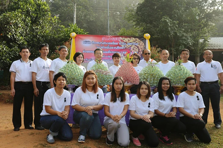 บริษัท ซิงเกอร์ประเทศไทย จำกัด (มหาชน) ทอดผ้าป่าเพื่อการศึกษา เพื่อซ่อมแซมอาคารเรียนชั้นอนุบาลของ โรงเรียนบ้านแม่กลองเก่า อำเภออุ้มผาง จังหวัดตาก