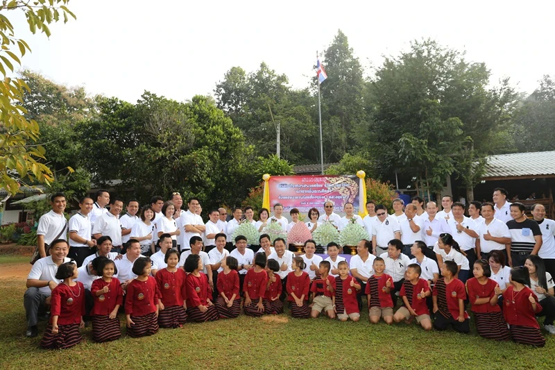 บริษัท ซิงเกอร์ประเทศไทย จำกัด (มหาชน) ทอดผ้าป่าเพื่อการศึกษา เพื่อซ่อมแซมอาคารเรียนชั้นอนุบาลของ โรงเรียนบ้านแม่กลองเก่า อำเภออุ้มผาง จังหวัดตาก