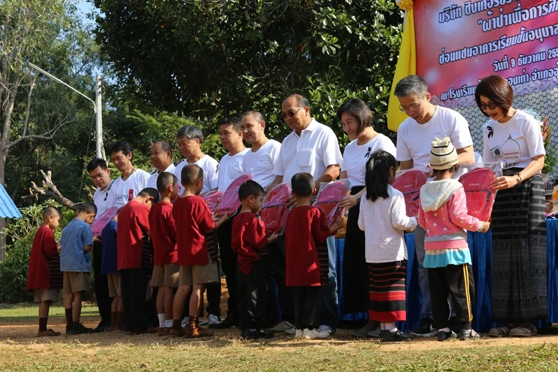 บริษัท ซิงเกอร์ประเทศไทย จำกัด (มหาชน) ทอดผ้าป่าเพื่อการศึกษา เพื่อซ่อมแซมอาคารเรียนชั้นอนุบาลของ โรงเรียนบ้านแม่กลองเก่า อำเภออุ้มผาง จังหวัดตาก